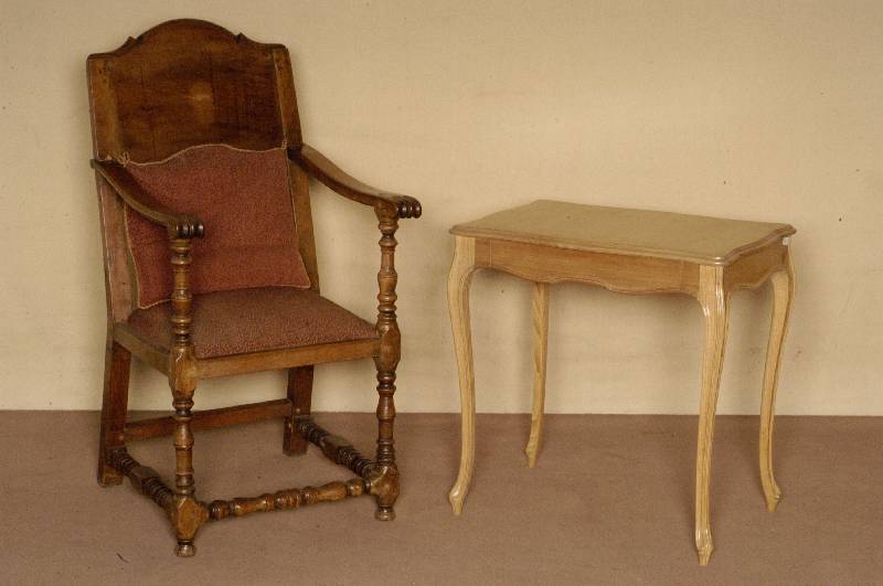 Stuhlsessel, Frankreich, um 1730/40, Nußbaum massiv, reiche Drechselarbeit, auf Rahmen gearbeitet, in der Literatur abgebildet, stÄrkere ...