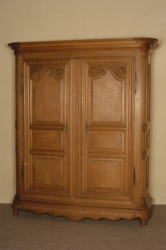 Dielenschrank, deutsch/SÜdpfalz, um 1750, Raum Bad Bergzabern, Eiche massiv, RÜckwand Weichholz, allseitig in Kassetten angeordnet, auf Rahmen ...