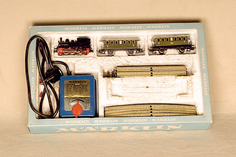 MÄrklin-Starter-Set, Spur HO, 60er Jahre, Nr . 2953, Personenzug, 1 Lok, 2 Blechpersonenwagen, Trafo und div. Schienen, wohl vollstÄndig, l. ...