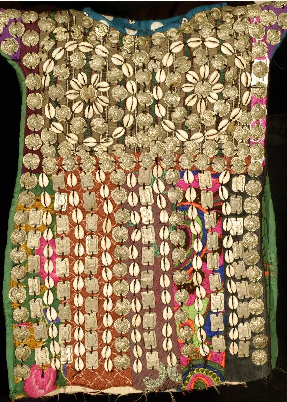 Kinder-Festtagskleid, Usbekistan, um 1890, Patchwork aus Baumwolle, ca. 45 x 30 cm, SchÄtzwert: 700.- EURO, EHZ: 3, guter Zustand Behang mit ...