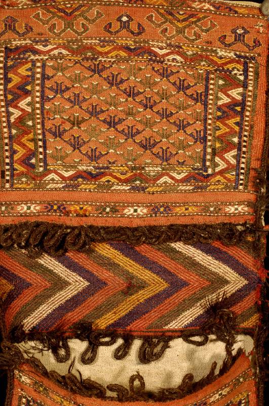 Jomud-Khordjin (D.Tasche), Turkestan, um 1880, Wolle auf Wolle, ca. 107 x 54 cm, Schätzwert: 1500.- EURO, EHZ: 4. Hochinter- essante Ornamentik, ...