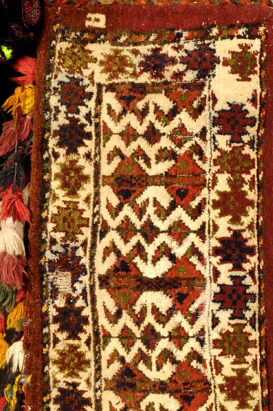 Igdir-Mafrasch, Turkestan, um 1890, Wolle auf Wolle, ca. 73 x 32 cm, SchÄtzwert: 1600.- EURO, EHZ: 4, mottenfras.Baumartige Motive auf ...