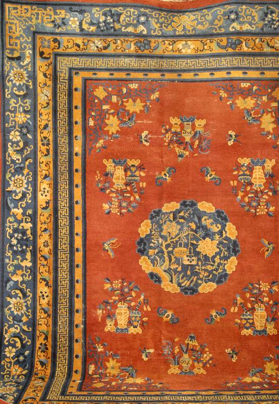 China Antik, um 1900, Wolle auf Baumwolle, ca. 350 x 278 cm, Schätzwert: 8500.- EURO, EHZ: 4, schöner Ölterer Chinese in seltener Fa rbgestalt, ...