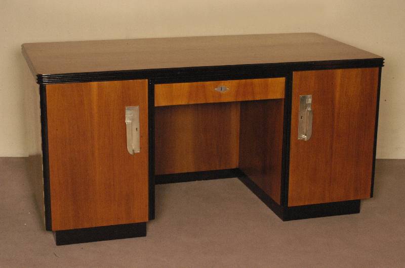 Großer ArtDeco-Schreibtisch, Frankreich, um 1920, Nußbaum, zum Teil schwarz abgesetzt, frei stellbar, mittig in der RÜckfront eingearbeitete ...