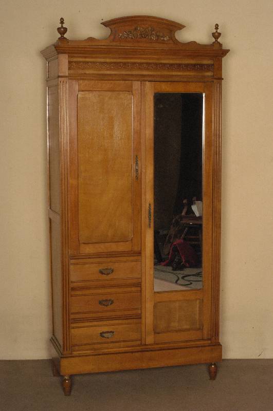 Schrank, Niederlande, um 1920, zweitÜrig, mit eingelassenem Spiegel, drei Schubladen, Korpus mehrfach kanneliert und geziert, geschwungen ...
