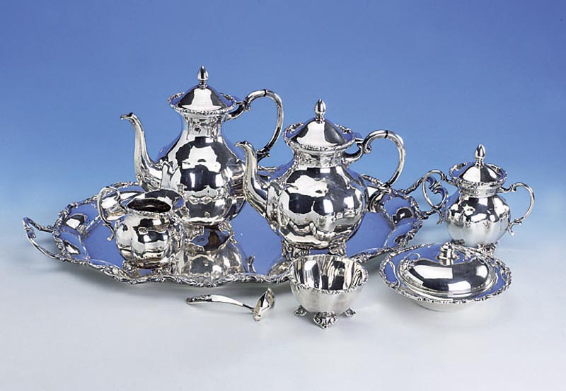 Kaffee- und Teeservice, Mexiko 60/70er Jahre, 925er Silber, best. aus: Kaffeekanne (H. ca. 25.5 cm), Teekanne (H. ca. 21.5 cm), GebÄckdeckeldose ...
