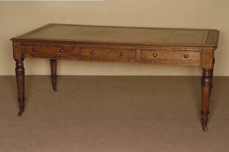 Partnerschreibtisch, England, um 1860, viktorianisch, Eiche massiv, gedrechselte Beine mit original Rollen, beide Seiten jeweils mit 3 Schubladen, ...