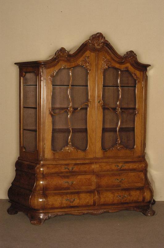 Prahlhans, deutsch, nach altem Vorbild, Barockstil, Korpus Weichholz, z.T. Tischlerplatte, Nußbaumfurnier, z.T. Wurzelnußfurnier, auf ...