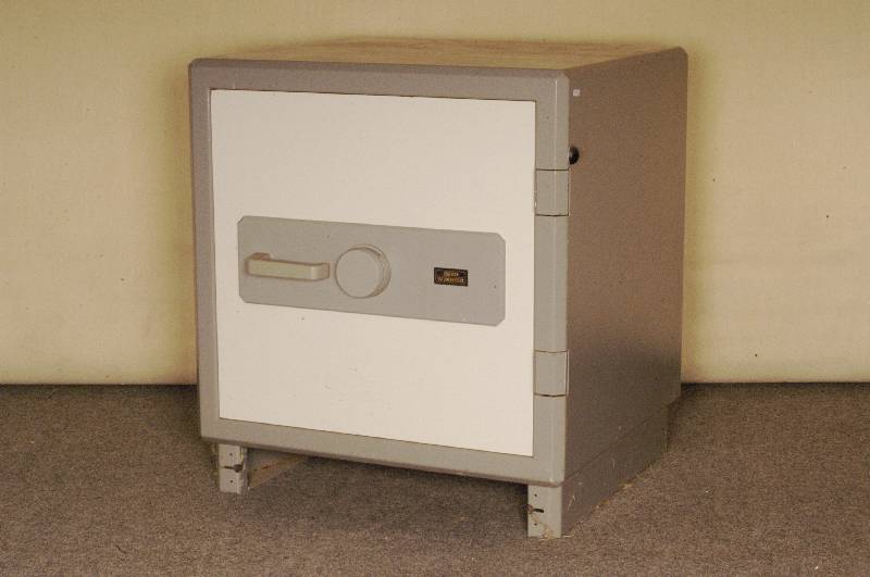 BurgwÄchter, C2F-Stahlschrank, RAL 626/2, Zahlenschloß, Versicherungsschutz gewerblich Euro 50.000,-, privat Euro 100.000,-, ca. 500 kg, Neupreis ...