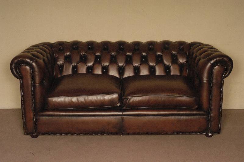 2-sitzer Sofa, im englischen Stil, Chesterfield, Rindsleder, RÜckenlehne genoppt und geheftet, auf kleinen KugelfÜßen, Leder in gutem Zustand, ...