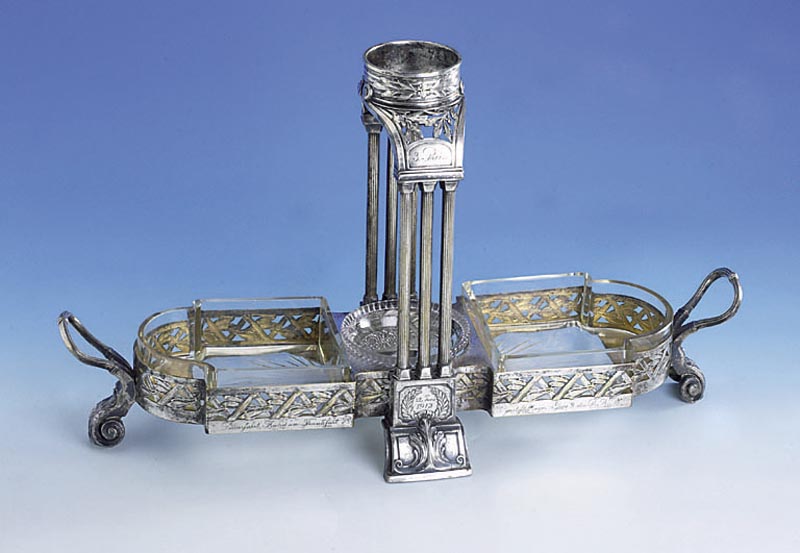 Etagere deutsch 1895/1900, Kayserzinn ver- silbert und teilvergoldet, mit 2 orig. Glas- einsÄtzen und 1 sek., klassizist. mit Jugend- ...