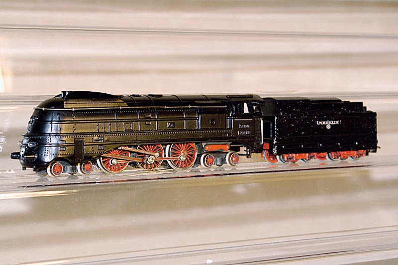 Stromlinienlok, MÄrklin, 50er Jahre, Spur HO, SK 800, schwarz, Lok in altersbed. sehr gutem Zustand, Tender sek. lackiert, l. bespielt, intakt