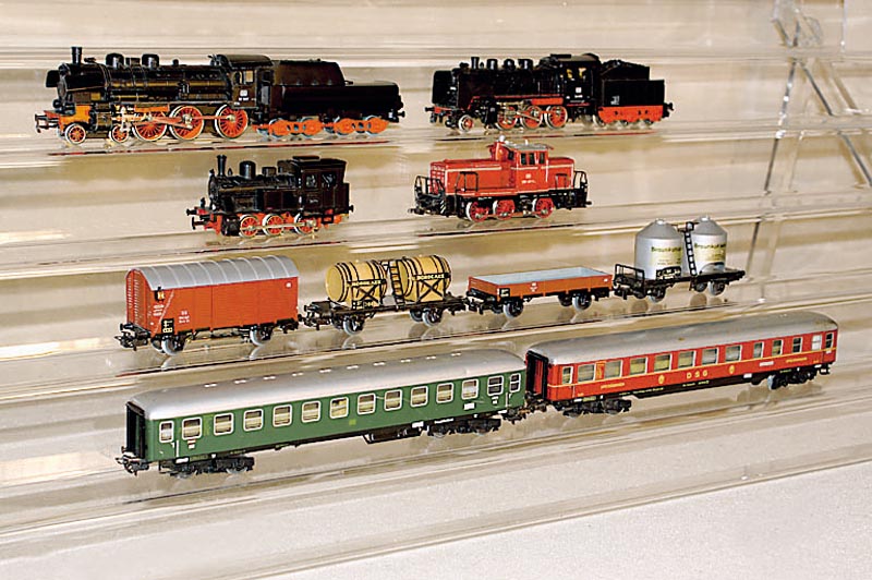 Konvolut MÄrklin, 60er Jahre, Spur HO, best. aus: 4 Loks, Nr. 3098 (P8), 3003, 3065 und 3029, alle intakt und im orig. Karton, dazu 15 versch. ...