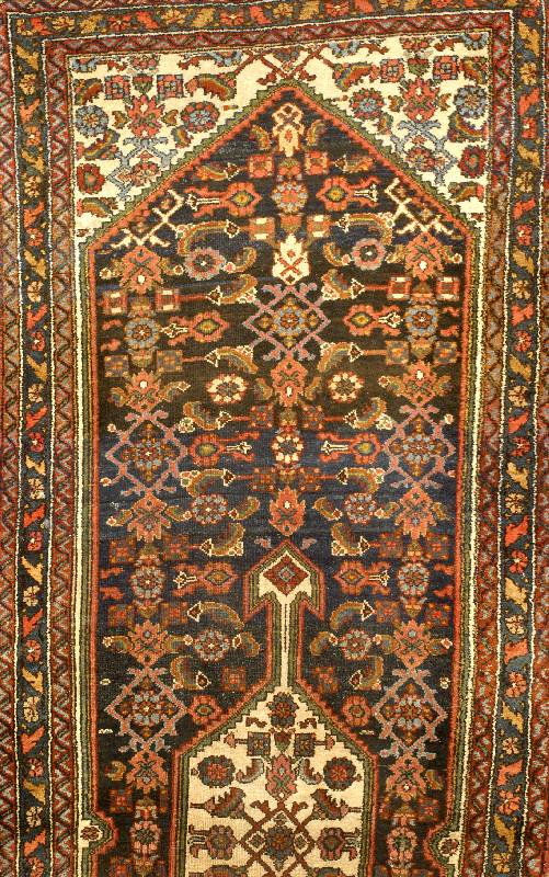 Malayer alt, Persien, um 1940, Wolle auf Baumwolle, ca. 314 x 100 cm, Schätzwert: 950.- EURO, EHZ: 3-4, seltenes Ma?