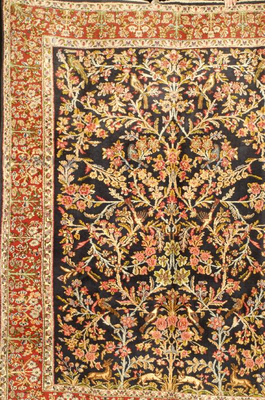 Lawer alt, Persien, um 1950, Wolle auf Baumwolle, ca. 260 x 200 cm, Schätzwert: 1900.- EURO, EHZ: 3, mit sogennanten Glücksv?g eln im Fond.