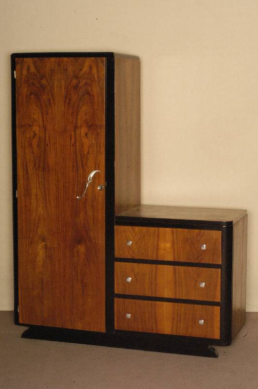 ArtDeco-Schrank, Frankreich, um 1920, kaukasischer Nußbaum in gespiegeltem Bild furniert, zum Teil schwarz abgesetzt, abschließbare TÜr, drei ...