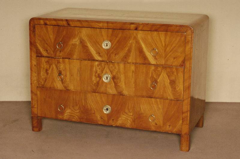 Kommode, um 1845, Biedermeier, dreischÜbig, furniert mit Eschenmaserholz, dekorierende Fadenintarsien, FurnierschÄden, SchlÖsser fehlen, FÜße ...