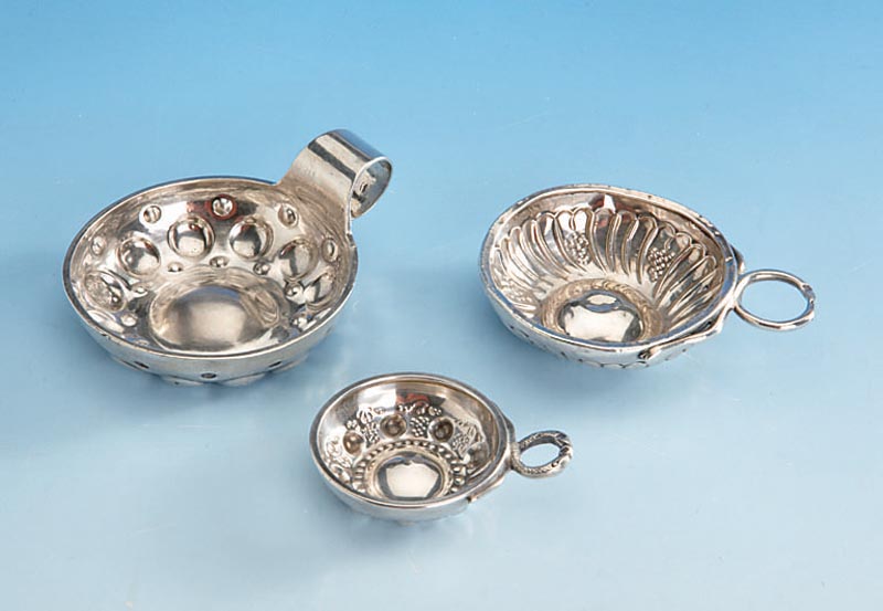 3 Branntweinschalen um 1900, Frankreich, 950er Silber, D ca. 5 - 7 cm, sammelw., min. verbeult
