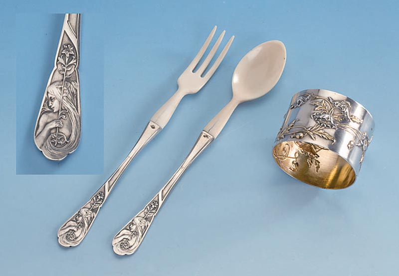 Taufgeschenk: LÖffel, Gabel, Serviettenring, im Orig.-Etui, 950er Silber, beids. nach- gestochen, LÖffel und Gabel mit Nymphendekor, ...