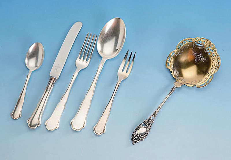 VorlegelÖffel, deutsch um 1900, 800er Silber, teilvergoldet, fein graviert und ziesliert, z.T. handgesÄgt, schwere Aus- fÜhrung, Kartusche ...