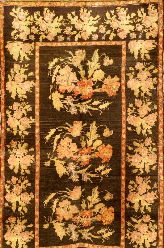 Karabagh, Russland, um 1930, Wolle auf Baumwolle, ca. 230 x 132 cm, Schätzwert: 2500.- EURO, EHZ: 3-4, Typische Karabagh rosen zeichnung auf ...
