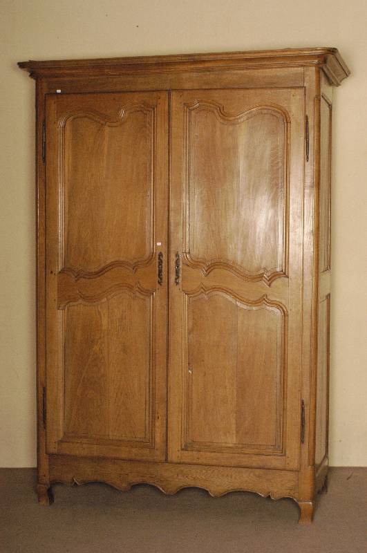 Dielenschrank, Lothringen, um 1780, Eiche massiv, auf Rahmen gearbeitet, zweitÜrige Front, mit 4 Kasetten, Umrahmung vielfach asymetrisch ...