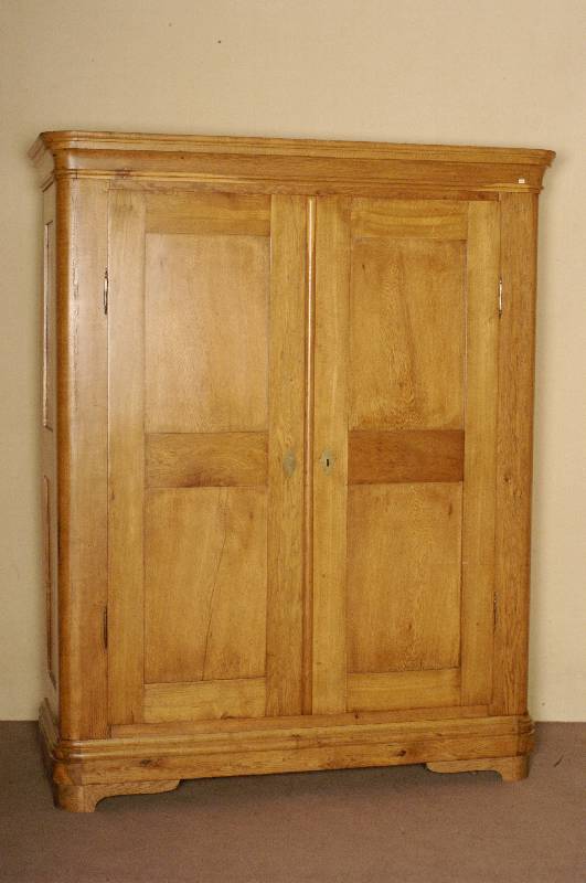 Dielenschrank, westdeutsch/Pfalz, um 1830/40, SpÄtbiedermeier, Nußbaum massiv, RÜckwand Weichholz, auf Rahmen gearbeitet, ausgewÄhltes ...