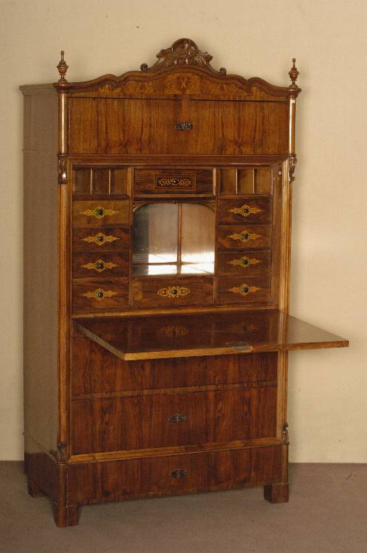 SchranksekretÄr, mitteldeutsch, um 1860/70, Korpus Weichholz, Wurzelnußfurnier gespiegelt, BeschlÄge um 1830/40, teilrestauriert, 4-schÜbig, ...