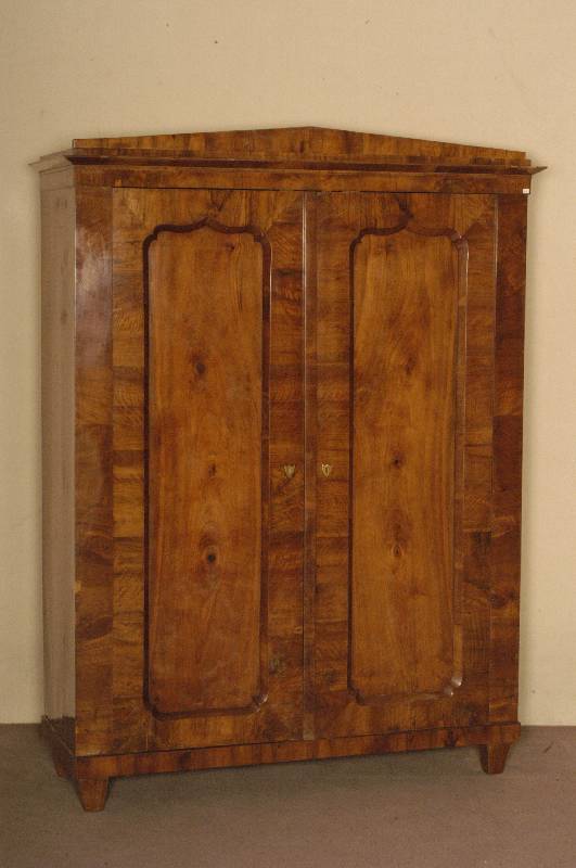 Kleiderschrank, Österreich, um 1835/40, Korpus Weichholz, Wurzelnußfurnier, z.T. gespiegelt, z.T. quer verlegt, Giebelteil sekundÄr, Kopf ...