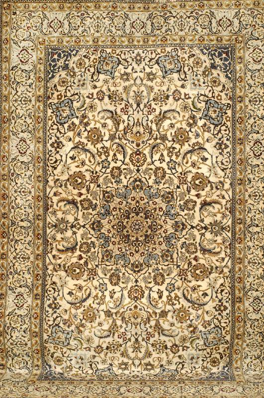 Nain, Persien, ca. 20 Jahre, Korkwolle mit Seide, ca. 320 x 205 cm, Schätzwert: 1400.- EURO, EHZ: 2-3, insgesamt sehr guter Zustand, dekorativ.