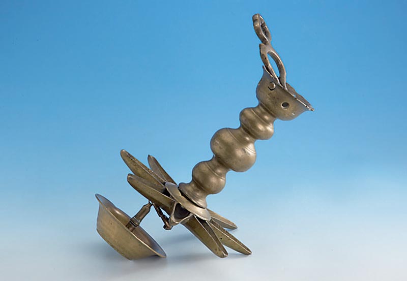 Chanuka-Lampe bzw. Sabbath-Lampe mit Tropfge- fÄß, Messing und Bronze, um 1720-50, Bei-Arme fehlen, sammelw., museal, H ca. 55 cm, selten, ...