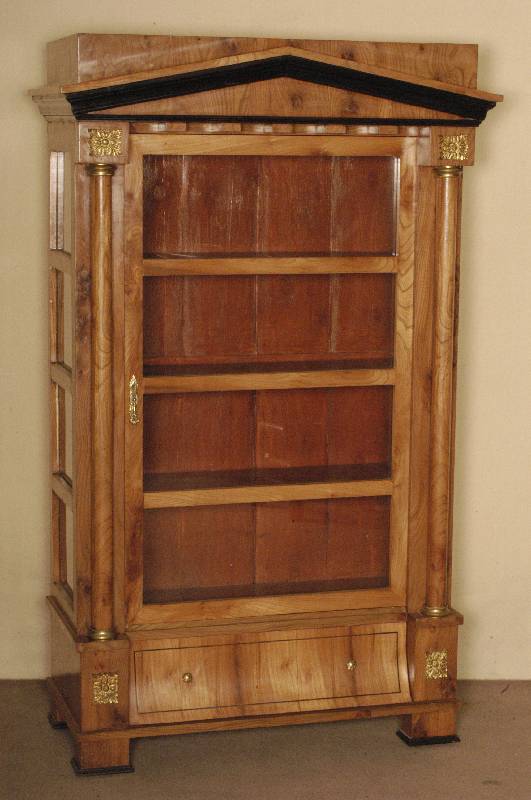 Vitrine, im Biedermeierstil, Korpus Weichholz, Kirschbaum massiv, Kirschbaumfurnier, teilweise ebonisiert, 3 -seitig verglast, Bronze- und ...