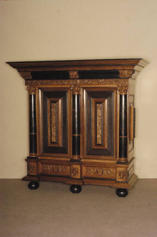 Barockstilschrank, Niederlande, nach dem Vorbild von 1680/1710, Korpus Eiche massiv, sogenannter Kissenschrank, abgeschrÄgte Ecken, freistehende ...