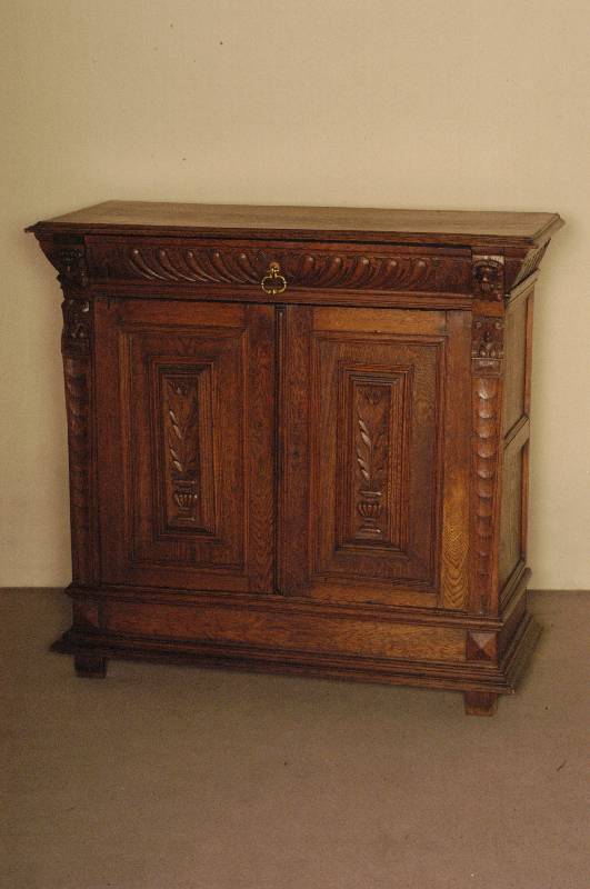 Halbschrank, Flandern, um 1880, Eiche massiv , auf eckigen Beinen, Fußleiste mehrfach getreppt, TÜrfÜllungen mit Flachschnitzereien, Schubladen, ...