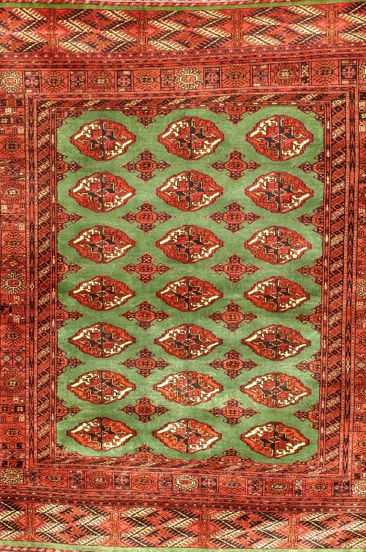 Buchara Seide, Turkmenistan, um 1920, reine Naturseide, ca. 160 x 132 cm, Schätzwert: 4800.- EURO, EHZ: 2 (altersbedingt in einen au sgezeichneten ...