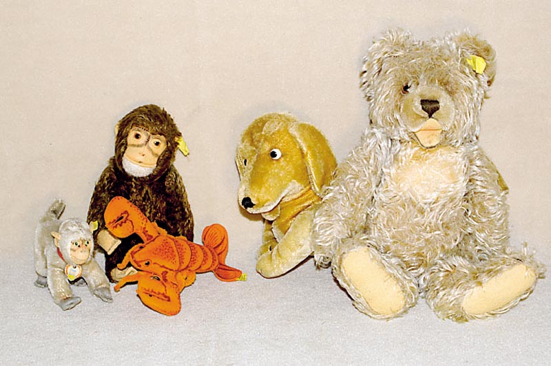 Konvolut 2 Steiff-Tiere, 50er/60er Jahre, Teddy Floppy Zotty, 43 cm; Dackel Hexie, 25 cm , Teddy mit Knopf u. Fahne, Dackel ohne, l. -min. ...