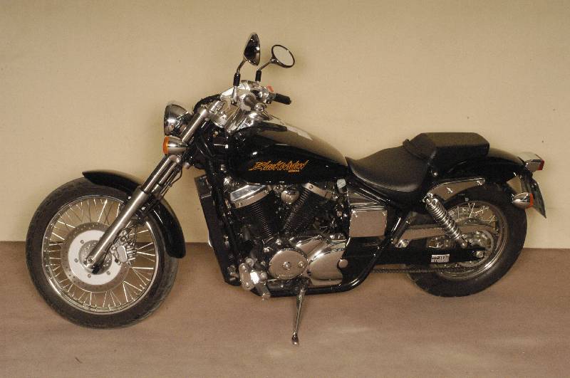 HONDA VT 750 BLACK WIDOW, EZ 02/2002, 2200 km, 745 ccm, 33KW/45PS, 1 Vorbes., HU neu bei übergabe, lang gestreckte Flache Silhouette, breiter ...
