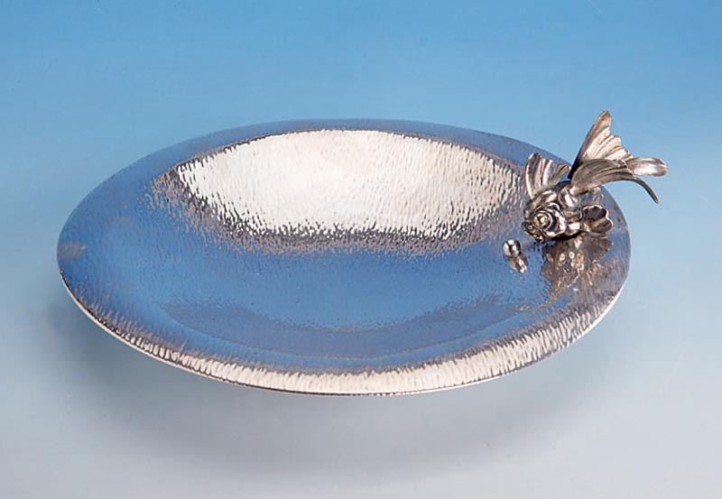Anbietschale mit vollplastischem Fisch, Italien 30er Jahre, 800er Silber, sign. Nani Milano, Hammerschlagverzierung, ca. 320 g, D ca. 25 cm