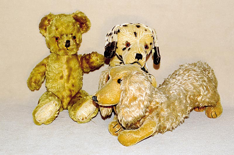 2 Steiff-Hunde, 50er/60er Jahre, Dachshund Waldi, Made in U.S. Zone Germany 1948-52, ca. 47 cm, ein Dalmatiner Dally ca. 28 cm, beide mit Knopf ...