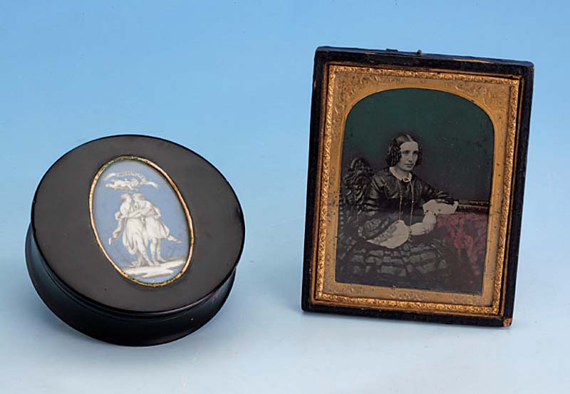 Deckeldose, Frankreich, Paris um 1780/90, Holz schwarz gelackt, Elfenbeineinlage, Grisaillemalerei blaugrundig, Amor & Psyche, Unsterblichkeit, ...
