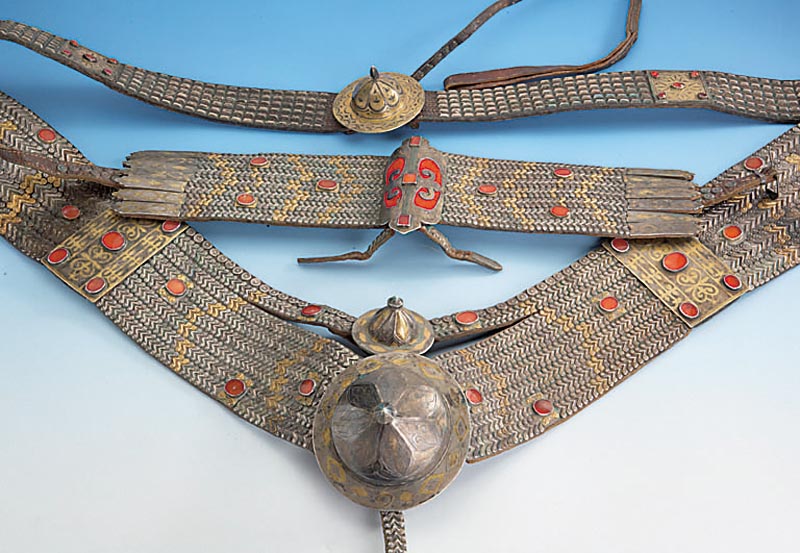 Pferdegeschirr, "alagayisch" Turkmenistan um 1900 oder frÜher, Leder mit reichen SilberbeschlÄgen, z.T. teilvergoldet, besetzt mit ...