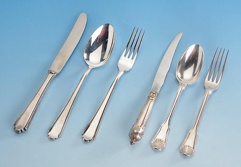 FrÜhstÜcksbesteck fÜr 6 Personen, Frankreich um 1890, Meistermarke A. Auger, 950er Silber, FrÜhbarockstil mit stil. Muschel- emblem, best. ...