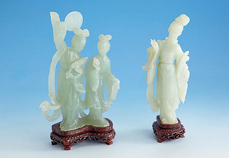 Figurengruppe, 60er Jahre, Nephrit, geschnitten und geschliffen, Darst.: 2 MÄdchen in landestyp. Tracht mit reicher GlÜckssymbolik und BlÜten, ...