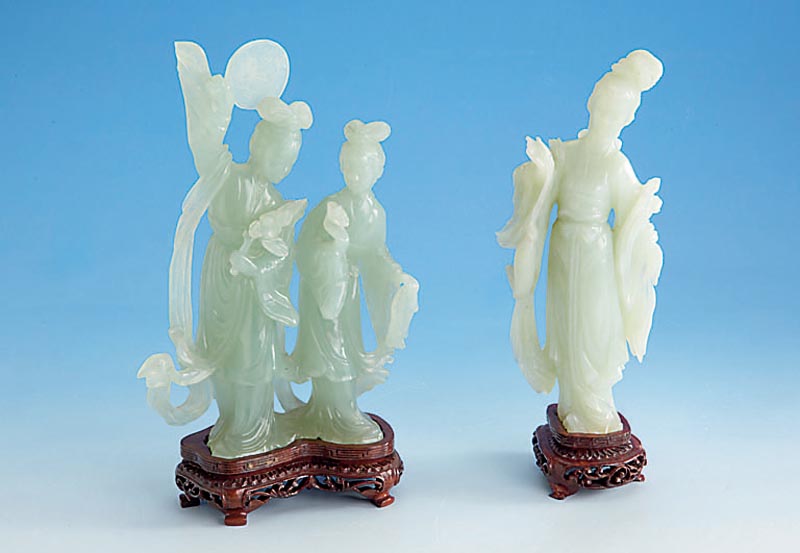 Guan-Yin, 60er Jahre, Nephrit, geschnitten, geschliffen und poliert, glÜckssymbolik, Holzsockel, H total ca. 24 cm