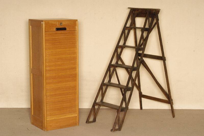 Rollschrank, Frankreich, um 1920, Buchenholz warmtÖnig goldfarben gebeizt und seidenglÄnzend lasiert, feingliedrige Rollsektion, ebonisierter ...
