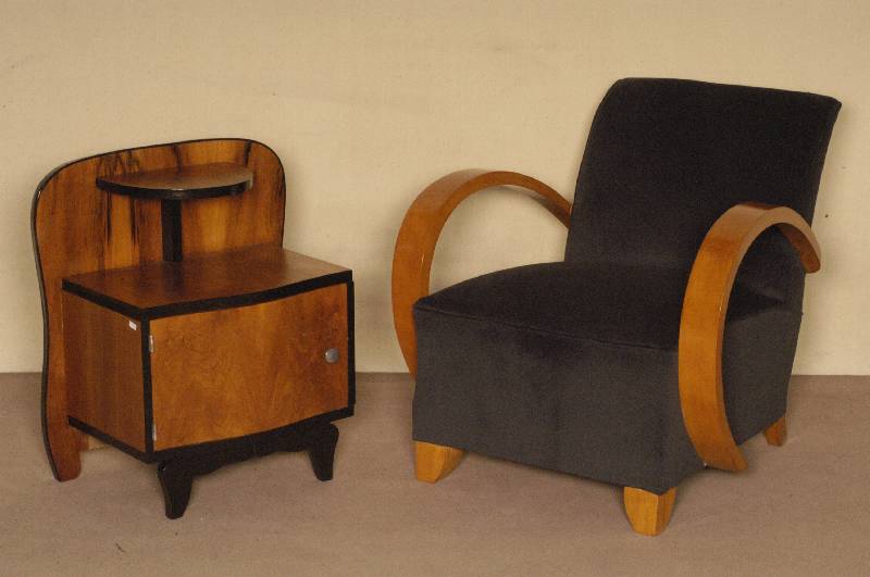 ArtDeco-BeistellschrÄnkchen, Frankreich, um 1920, kaukasischer Nußbaum in schÖnem Bild furniert, Sockel und Kanten schwarz abgesetzt, mehrfach ...