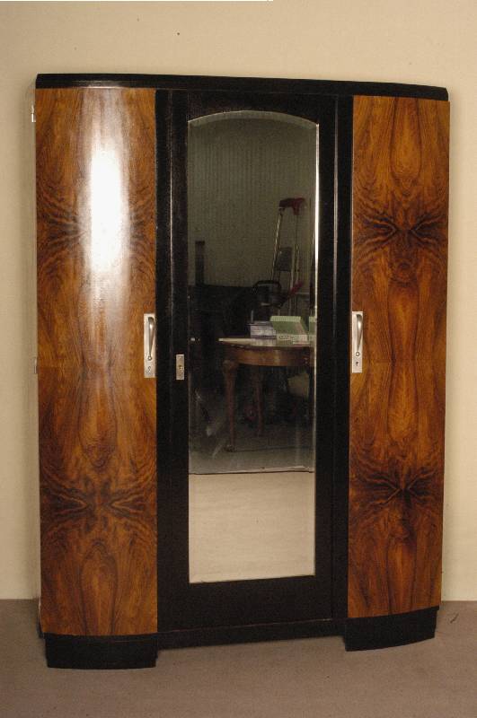 ArtDeco-Schrank, Frankreich, um 1920, kaukasischer Nußbaum (vornehmlich Wurzelholz) in gespiegeltem Bild furniert, zum Teil schwarz abgesetzt, ...