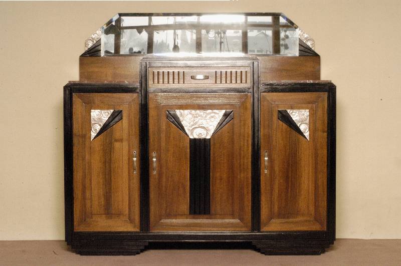 ArtDeco-Buffet, Frankreich, um 1920, Nußbaum massiv, zum Teil schwarz abgesetzt, dreitÜrig mit Schublade, halbplastisch ausgefÜhrte ...