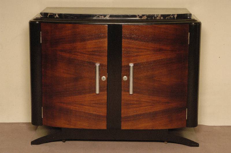 ArtDeco-Sideboard, Frankreich/Paris, um 1920 , Rosenholz in gespiegeltem Bild furniert, zum Teil schwarz abgesetzt, große ChrombeschlÄge, ...
