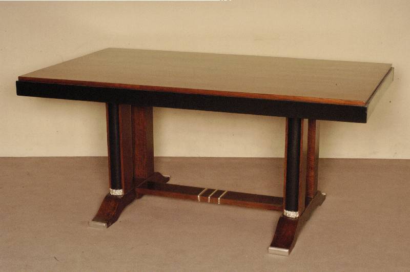 ArtDeco-Konferenztisch, Frankreich, um 1920, ausziehbar, kaukasischer Nußbaum in gespiegeltem Bild furniert, teilweise schwarz abgesetzt, ...